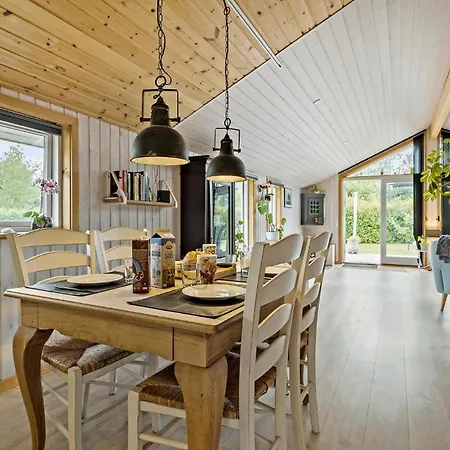 Holiday home Stunning In With Kitchen